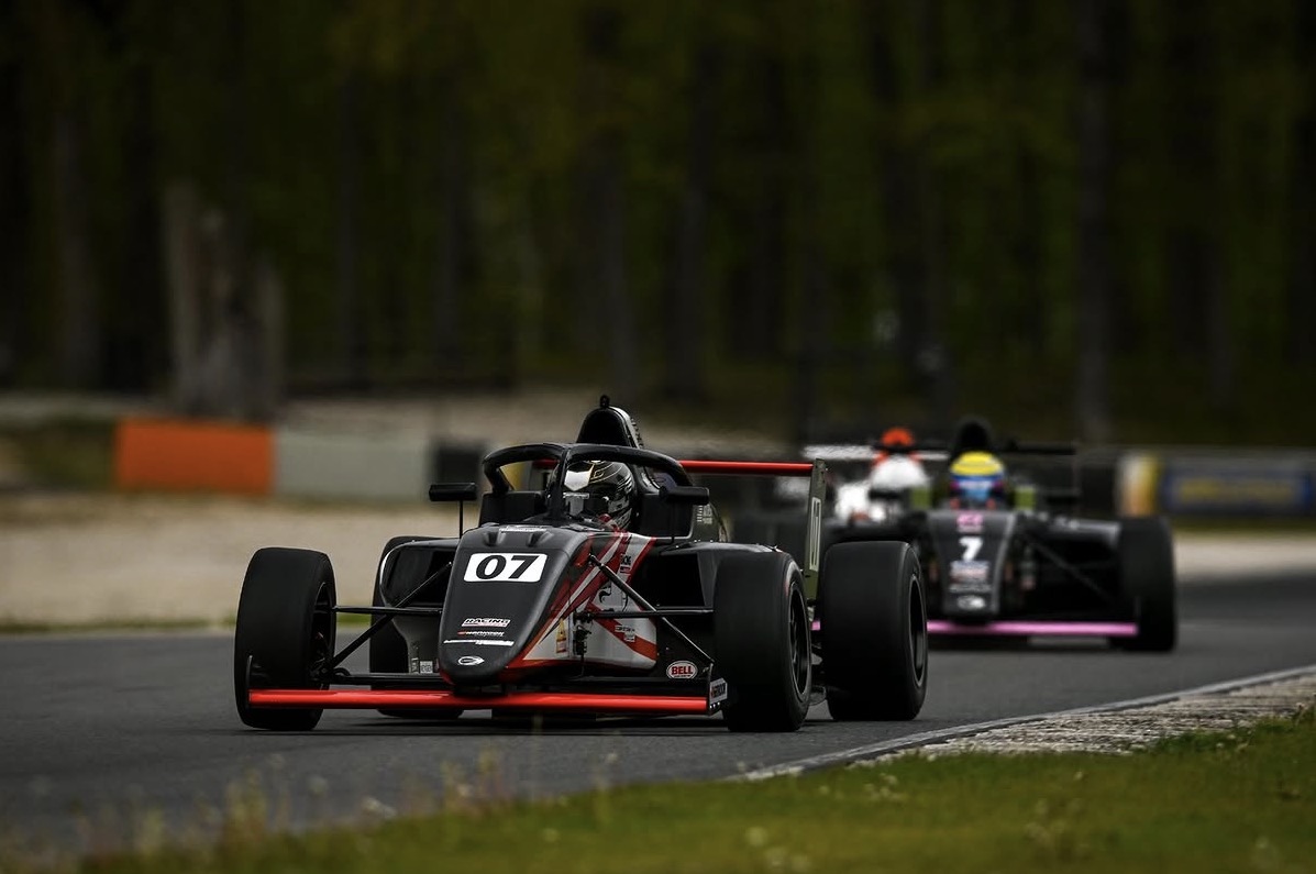 Car #07 — leading the pack